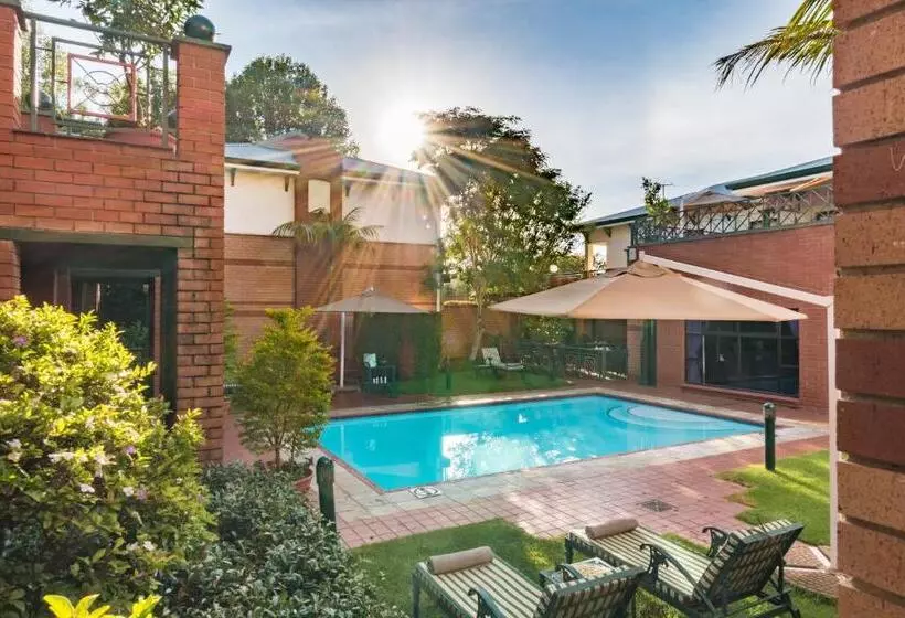 Отель Rosebank Lodge Guesthouse By Claires