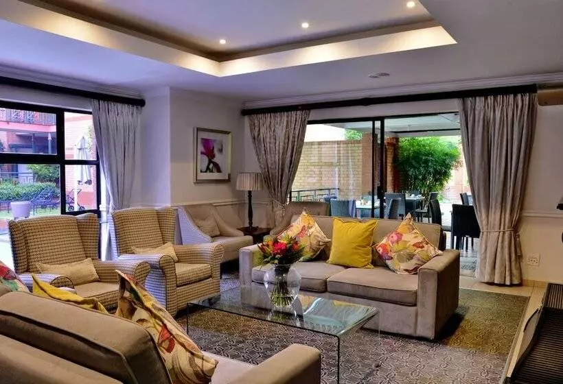 Отель Rosebank Lodge Guesthouse By Claires