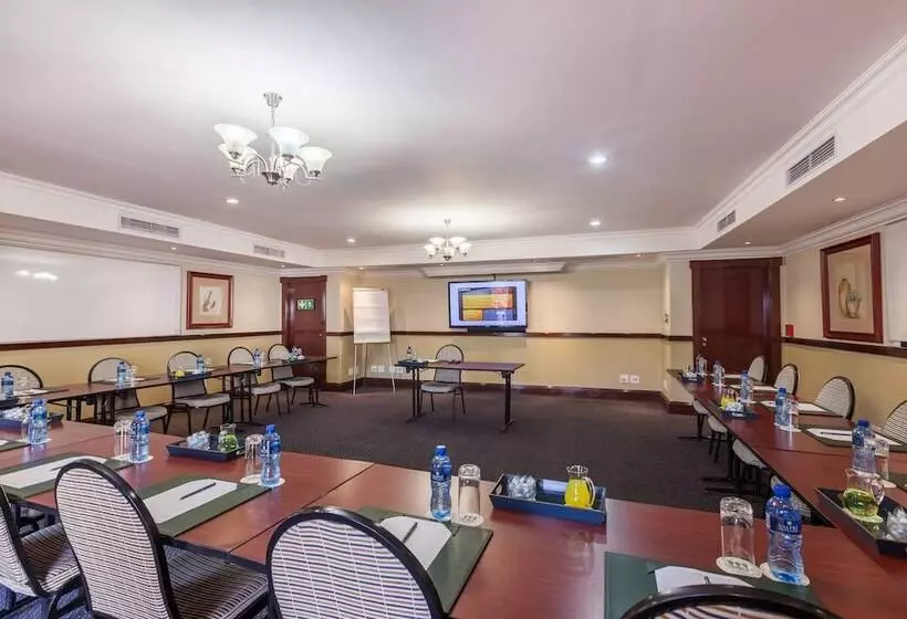 Отель Rosebank Lodge Guesthouse By Claires