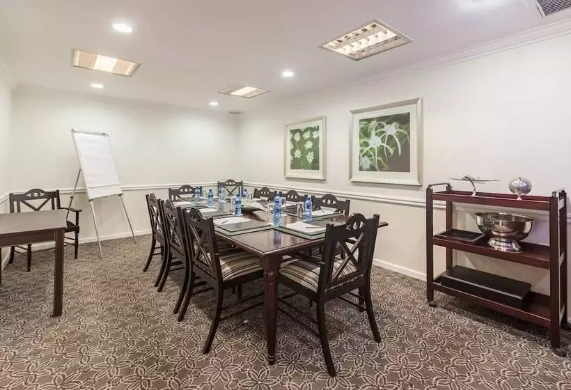 Отель Rosebank Lodge Guesthouse By Claires