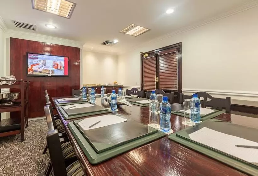 Отель Rosebank Lodge Guesthouse By Claires