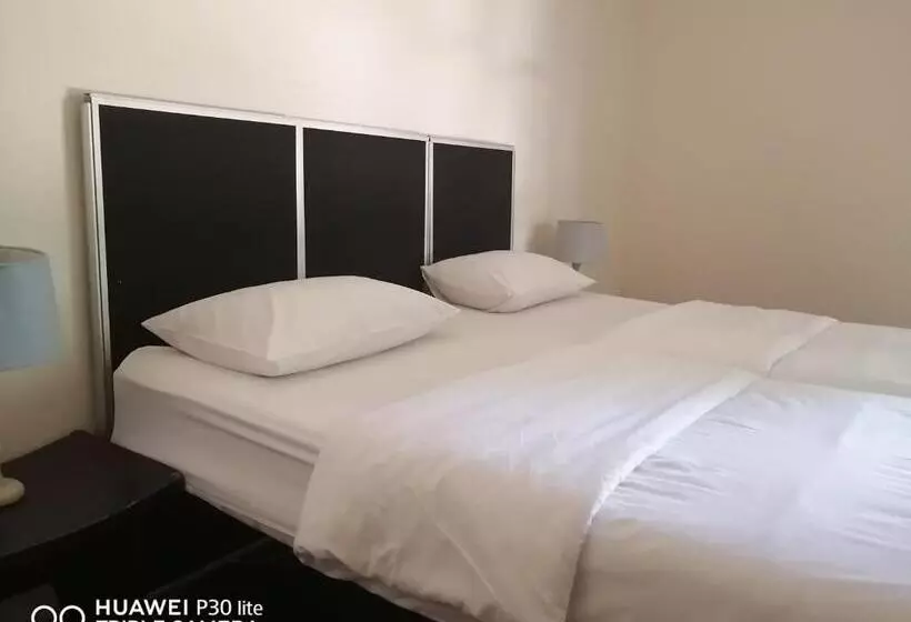 Отель Rosebank Lodge Guesthouse By Claires