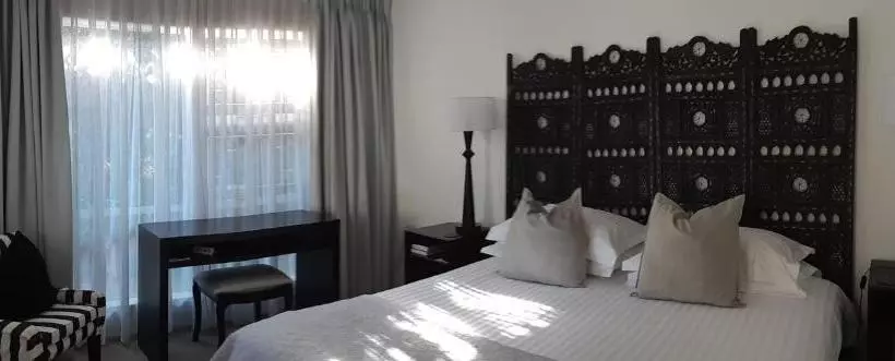 Отель Rosebank Lodge Guesthouse By Claires