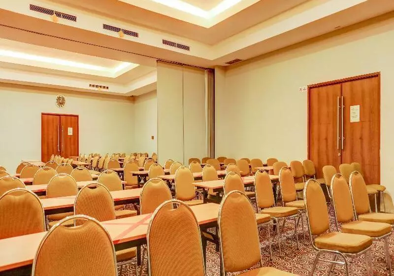 호텔 Grand Cikarang