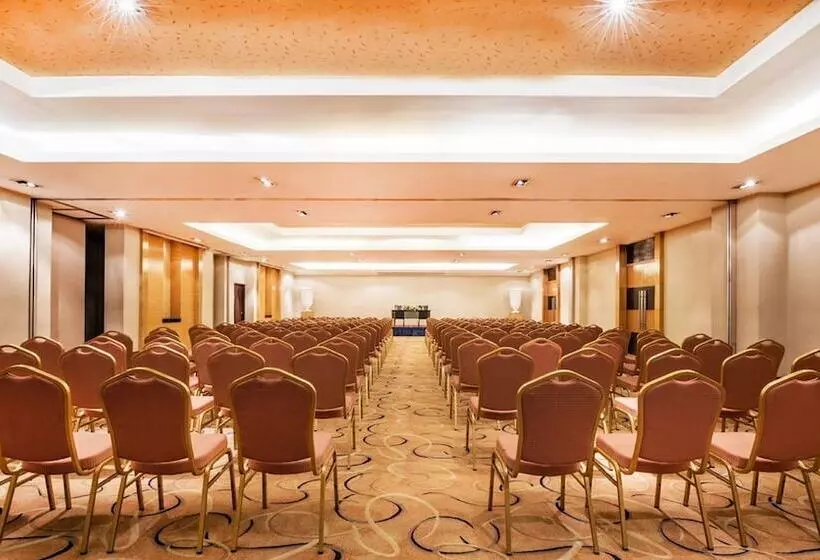 Отель Holiday Inn & Suites Manila Galleria, An Ihg