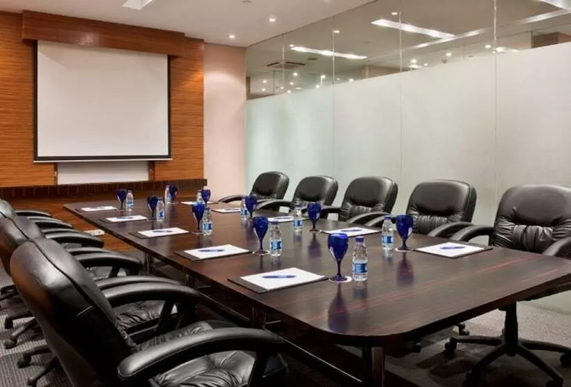 Отель Holiday Inn & Suites Manila Galleria, An Ihg