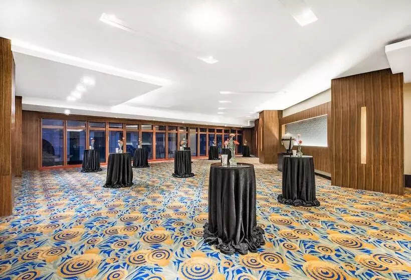 Отель Holiday Inn & Suites Manila Galleria, An Ihg