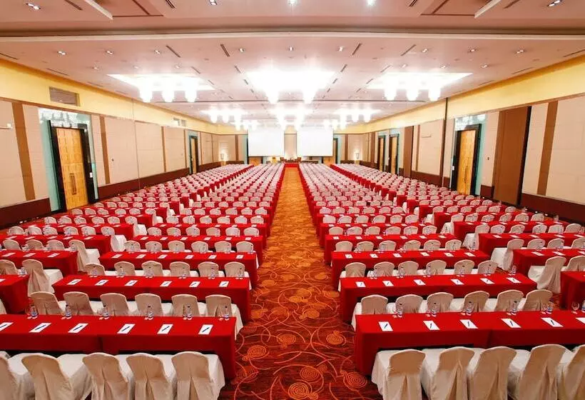 Отель Holiday Inn & Suites Manila Galleria, An Ihg