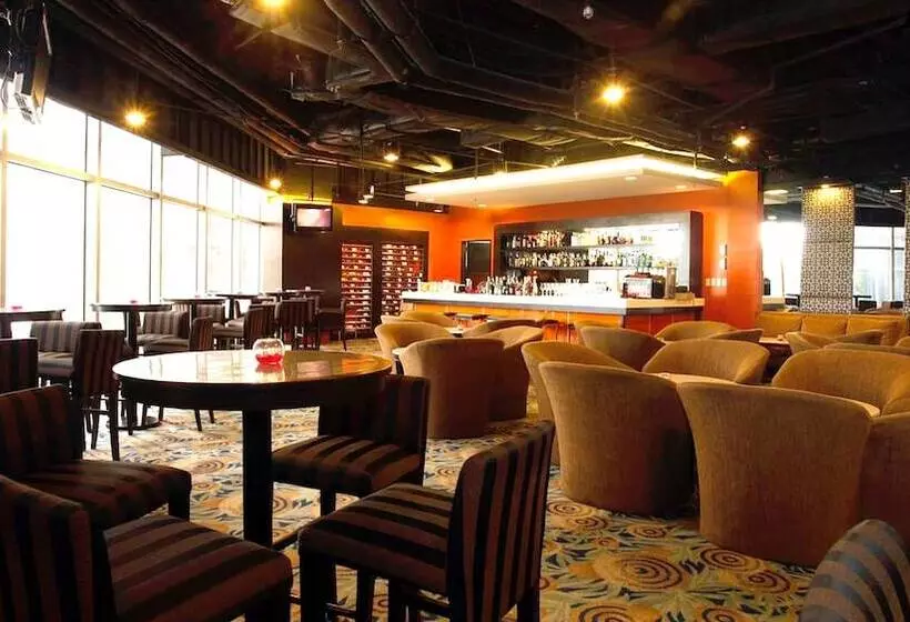 Отель Holiday Inn & Suites Manila Galleria, An Ihg