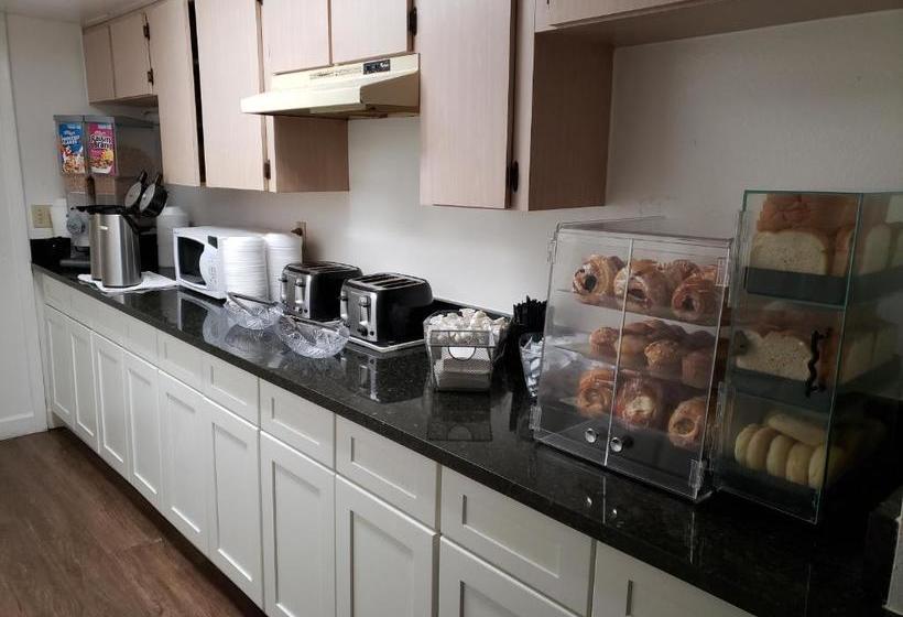 هتل Howard Johnson By Wyndham Lake Front Park Kissimmee