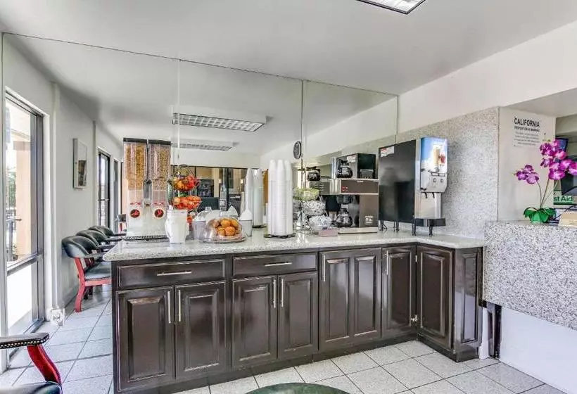 Отель Rodeway Inn