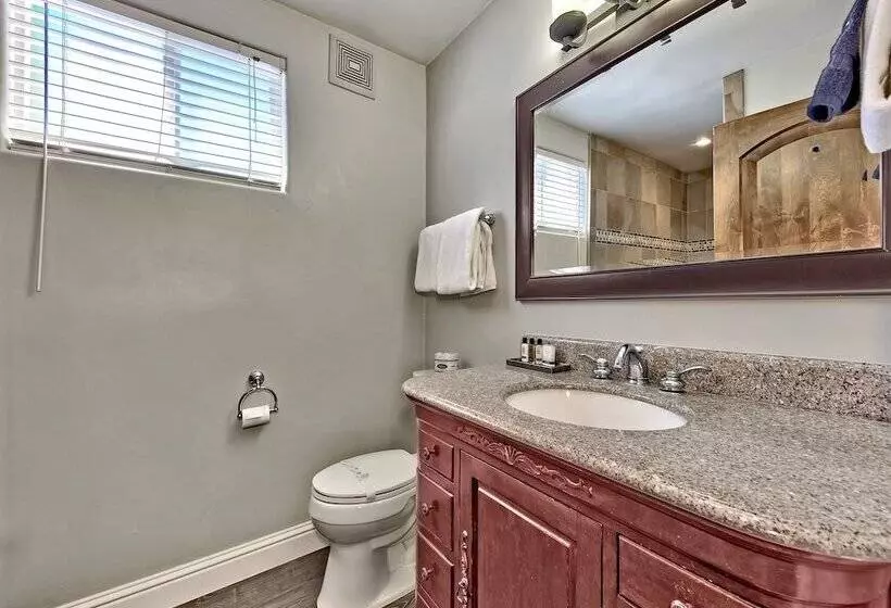 Отель Secrets Inn Lake Tahoe