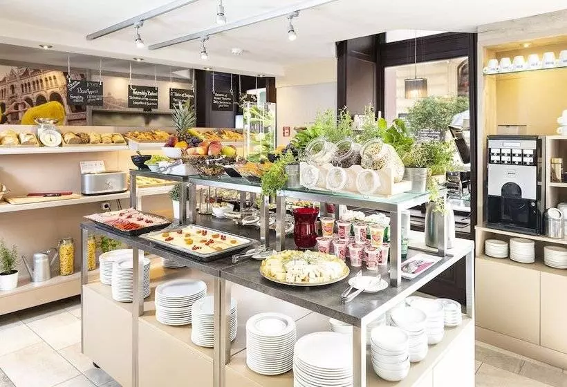 Three Corners Hotel Art