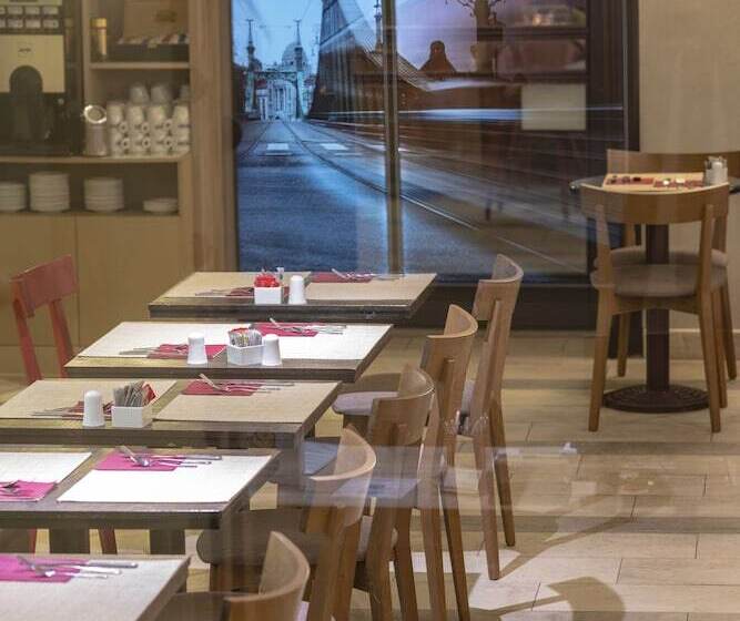 Three Corners Hotel Art