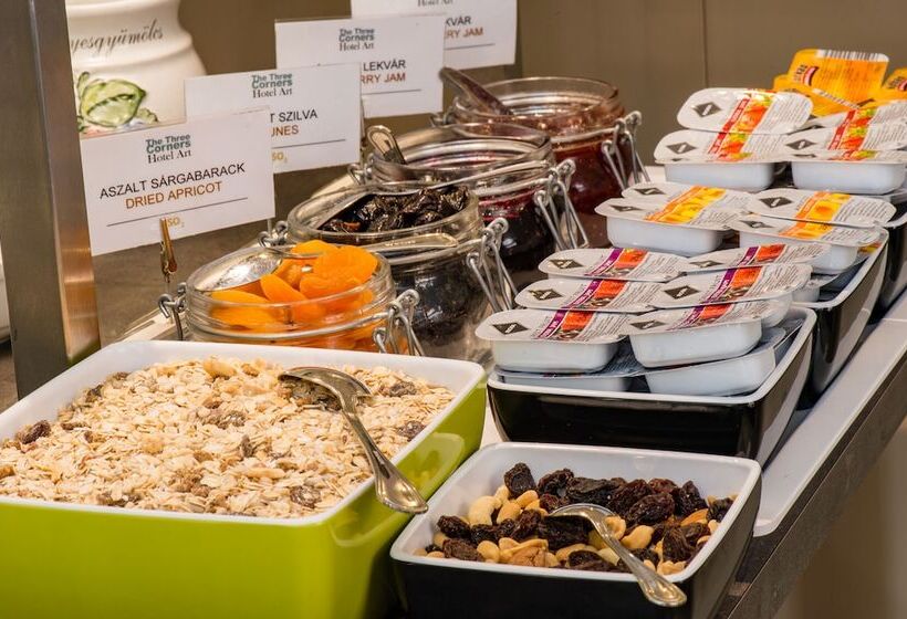 Three Corners Hotel Art