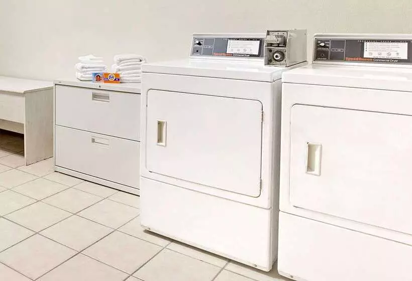 בית מלון כפרי Super 8 By Wyndham Clearwater/st. Petersburg Airport