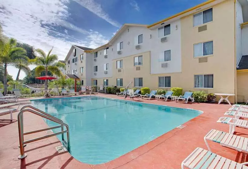 בית מלון כפרי Super 8 By Wyndham Clearwater/st. Petersburg Airport