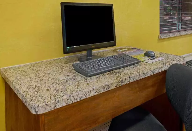 בית מלון כפרי Days Inn By Wyndham East Albuquerque