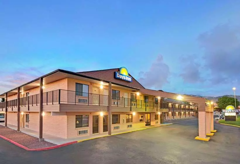 בית מלון כפרי Days Inn By Wyndham East Albuquerque