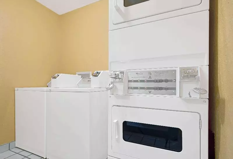 בית מלון כפרי Days Inn By Wyndham East Albuquerque