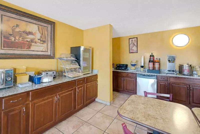 בית מלון כפרי Days Inn By Wyndham East Albuquerque