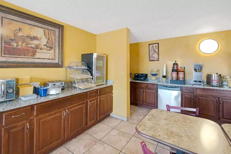 בית מלון כפרי Days Inn By Wyndham East Albuquerque