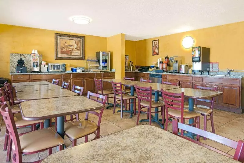 בית מלון כפרי Days Inn By Wyndham East Albuquerque