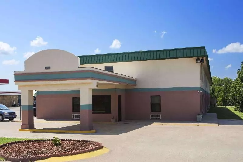 Отель Days Inn By Wyndham Park City Kansas