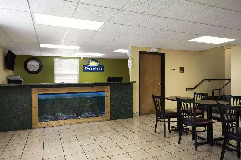 Отель Days Inn By Wyndham Park City Kansas