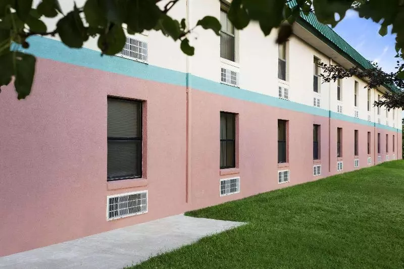 Отель Days Inn By Wyndham Park City Kansas