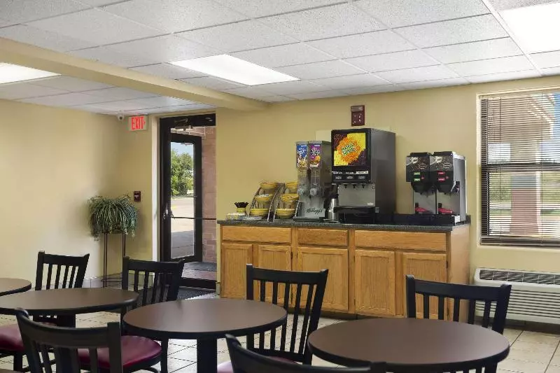 Отель Days Inn By Wyndham Park City Kansas