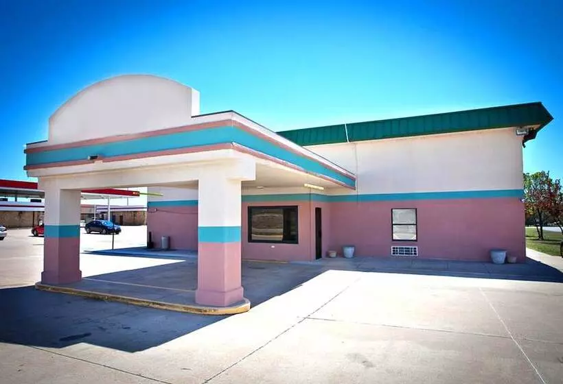 Отель Days Inn By Wyndham Park City Kansas