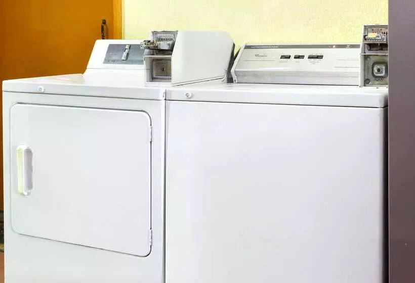 Отель Days Inn By Wyndham Waycross