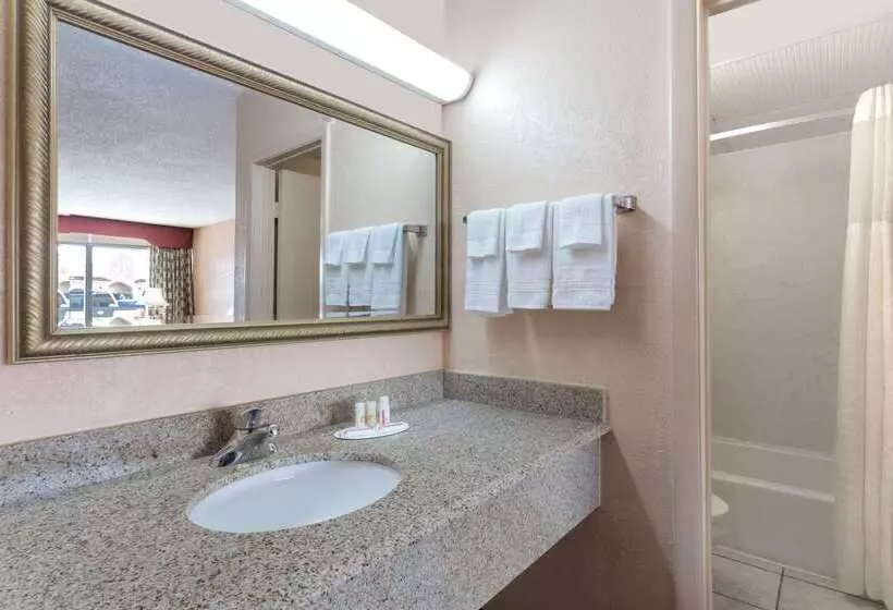 Отель Days Inn By Wyndham Waycross