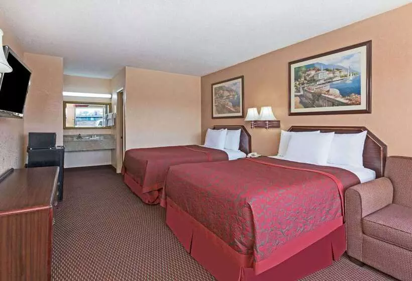 Отель Days Inn By Wyndham Waycross