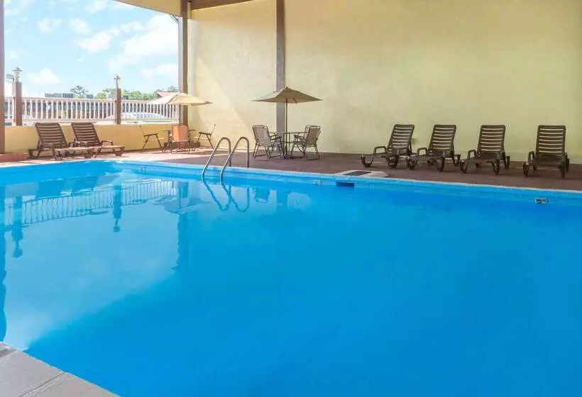 Отель Days Inn By Wyndham Waycross