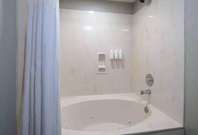 Отель Days Inn & Suites By Wyndham Commerce