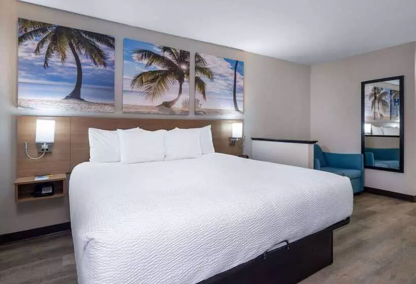 Отель Days Inn & Suites By Wyndham Commerce