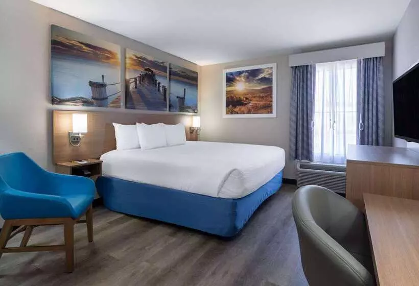 Отель Days Inn & Suites By Wyndham Commerce