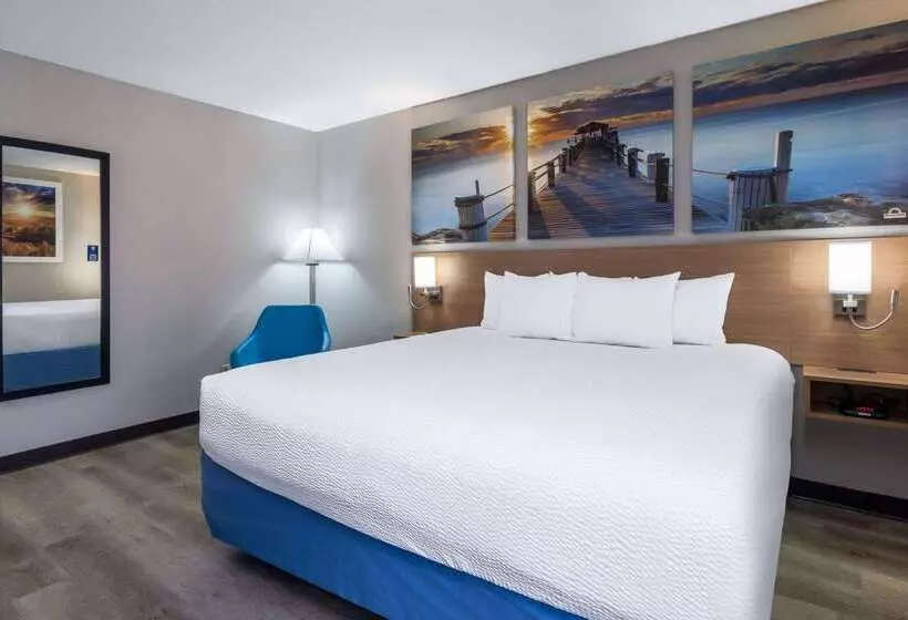 Отель Days Inn & Suites By Wyndham Commerce