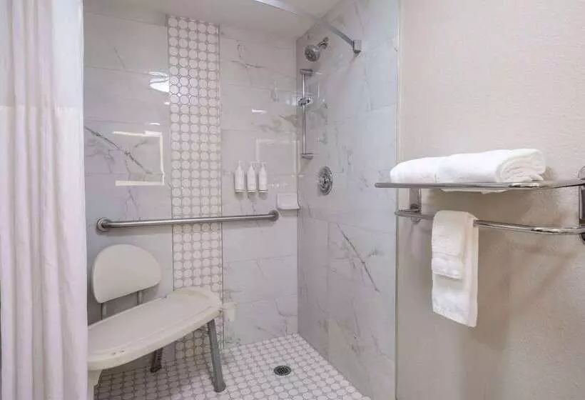 Отель Days Inn & Suites By Wyndham Commerce