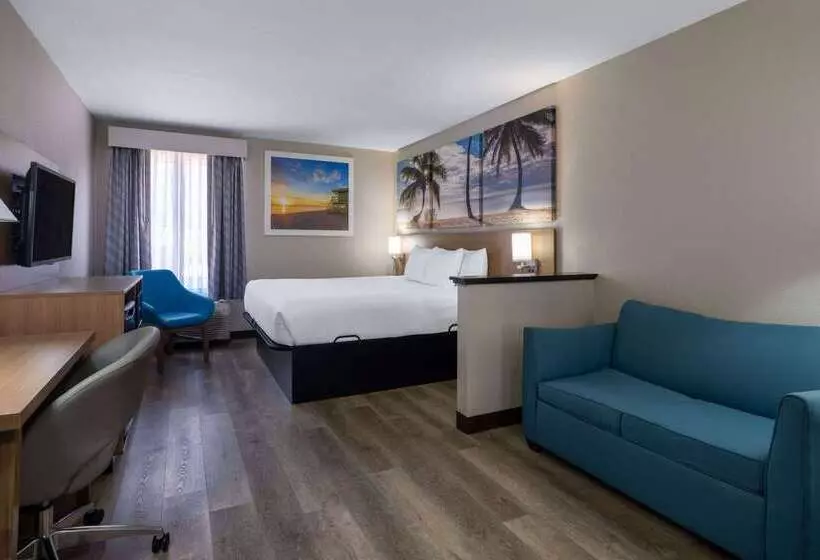 Отель Days Inn & Suites By Wyndham Commerce