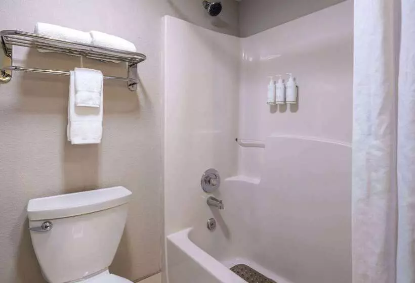 Отель Days Inn & Suites By Wyndham Commerce