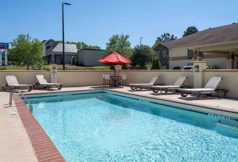 Отель Days Inn & Suites By Wyndham Commerce