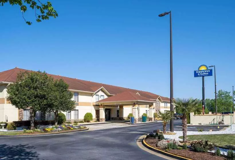 Отель Days Inn & Suites By Wyndham Commerce