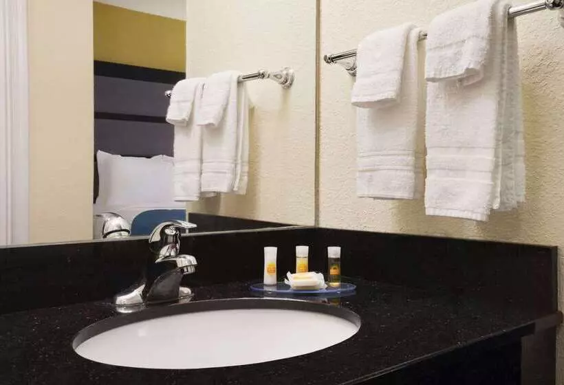 Отель Days Inn & Suites By Wyndham Commerce