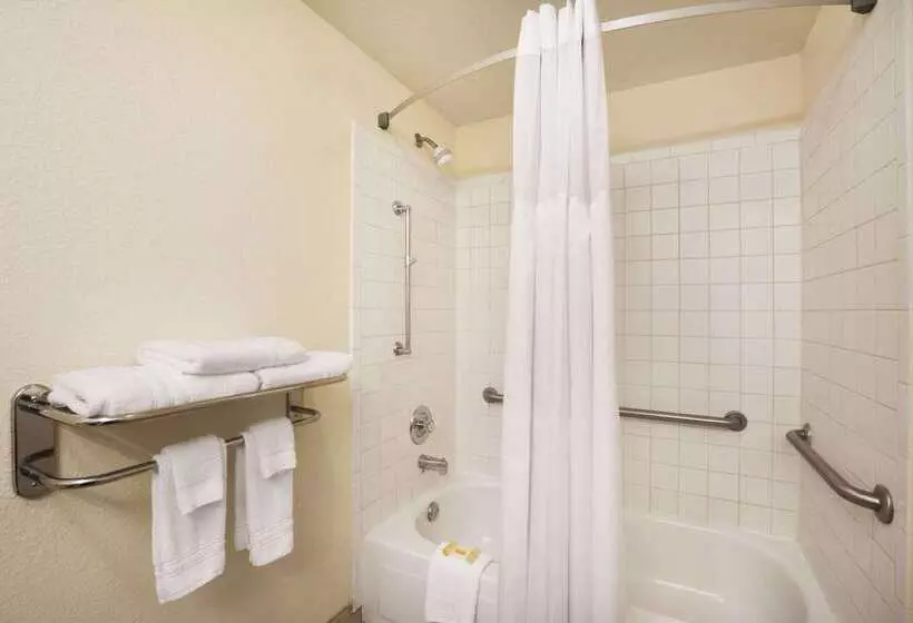 Отель Days Inn & Suites By Wyndham Commerce