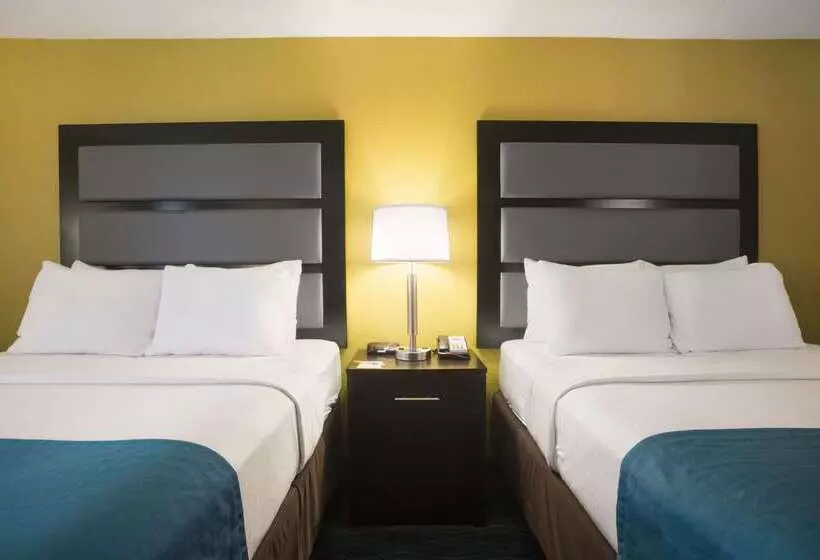 Отель Days Inn & Suites By Wyndham Commerce