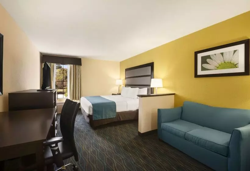 Отель Days Inn & Suites By Wyndham Commerce