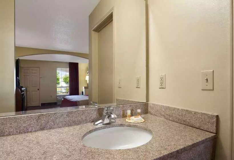 ホテル Days Inn & Suites By Wyndham Tuscaloosa Univ. Of Alabama